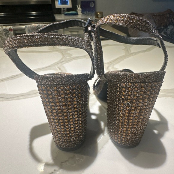 Michael Kors Francine Jewel
Embellished Block Heel Sandals
Brown / Black Size 8 - Picture 5 of 6